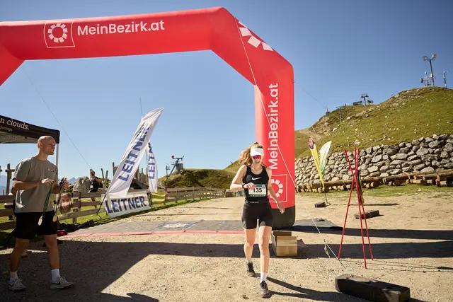 Mit MeinBezirk kannst du einen von fünf Startplätzen für den Nordkette Vertical Run 2026 gewinnen. | Foto: max2