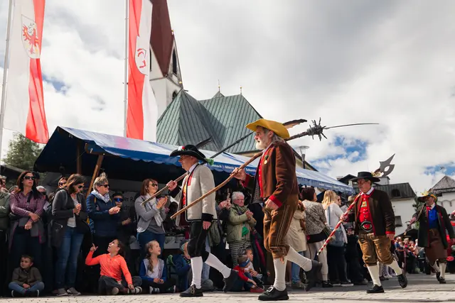 Rund 800 Teilnehmende ziehen beim großen Trachtenumzug durch die Seefelder Fußgängerzone. Trachtenvereine und Gruppen aus der Region bringen Tiroler Tradition auf die Straße. Beim anschließenden gemeinsamen Auftanz wird natürlich weitergefeiert.  | Foto: Region Seefeld