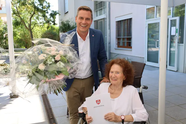 2024 durfte Bürgermeister Christoph Kaufmann Traude Balaska zu ihrem 80. Geburtstag gratulieren. | Foto: Stadt Klosterneuburg / Lutz