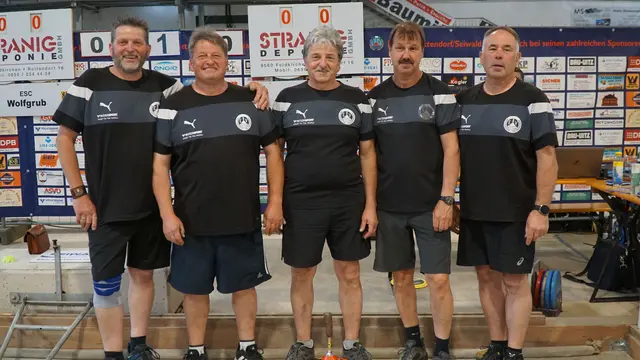 Horst Stranig, Günter Stranig, Siegfried Stranig, Johann Reischenböck und Andreas Spendier (von links), wollen es noch einmal in der Legendformation wissen.
 | Foto: Herbert Pendl