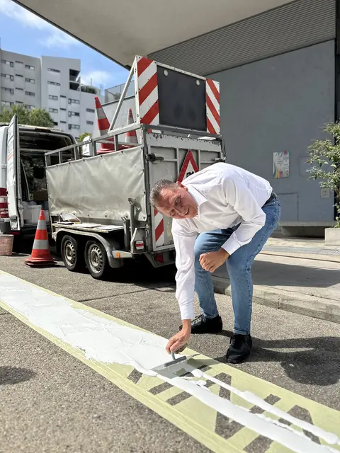 Der Bezirkschef malte selbst die Markierung "Anwohnerparken" auf.  | Foto: BV 11