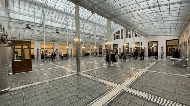 Besonders bekannt ist wohl die große Kassenhalle im Eingangsbereich – das Gebäude der Postsparkasse kann man nun erwerben.  | Foto: Andreas Pölzl/RMW