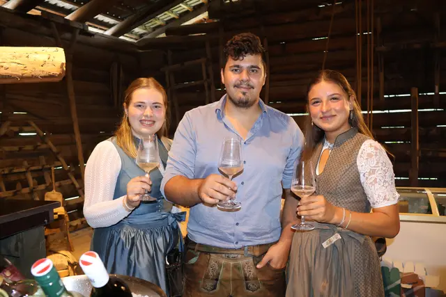 Winzer Karl Breitenberger mit Gisela und Elisabeth bei einem guten Glaserl "Lovely Red". | Foto: Agnes Etzer