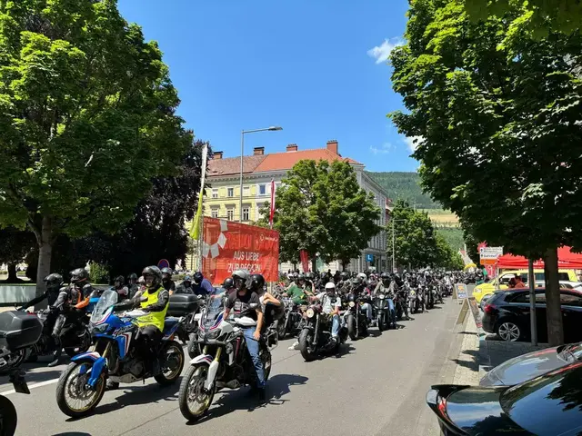 8.000 Fahrzeuge nahmen 2025 an der Veranstaltung teil: Bei den Ausfahrten waren es mit etwa 800 US-Cars und 1.100 Vespas so viele wie nie zuvor. | Foto: MeinBezirk