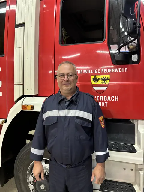 Kommandant der Freiwilligen Feuerwehr Hafnerbach Markt Erich Zöchbauer. | Foto: Martina Schweller