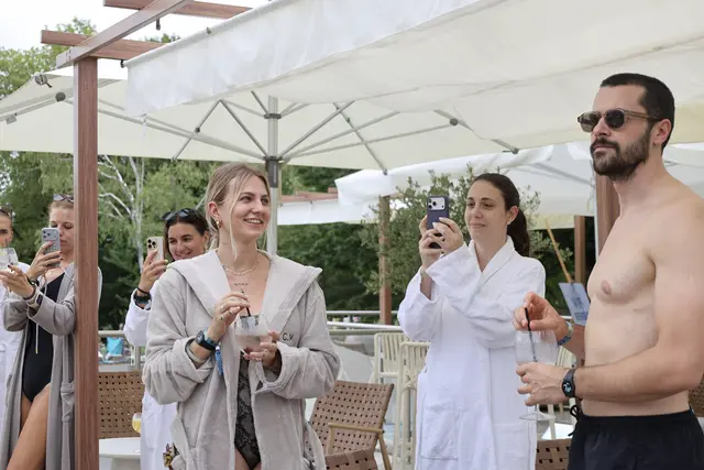 Bereit für die Challenge: Beim gemeinsamen Auftakt im Freibereich stimmten sich die Creatoren
auf das Influencer-Rutschen im Thermenresort Loipersdorf ein. | Foto: Thermenresort Loipersdorf