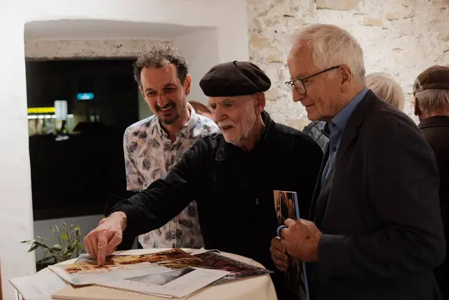 Ausstellungseröffnung im Scheibbser Pulverturm: Miguel Horn (M.) mit Joseph und Josef Hofmarcher | Foto: Steve Humphreys/die Kunststifter
