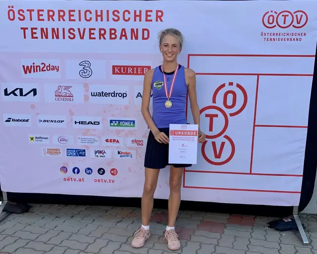 Nachwuchs-Tennisspielerin Alana Aigner aus Wieselburg freut sich über ihren dritten Platz bei den U12-Staatsmeisterschaften in Bruck an der Mur.