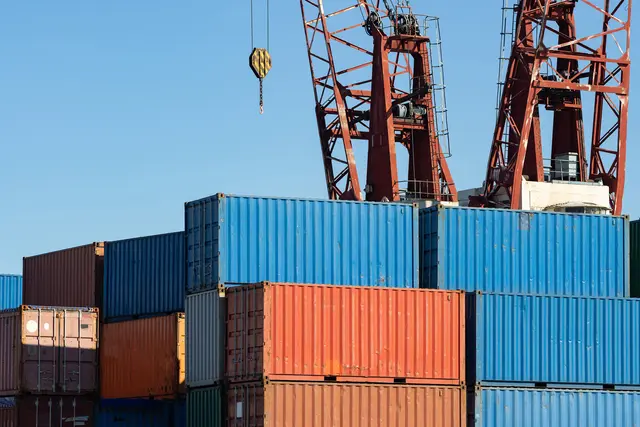 Der Transport in Containern ist beliebt. | Foto: Smarterpix/Studia72 (Symbolbild)