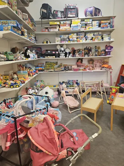 „Betti's Kleidergalopp“ in der Hauptstraße 53 bietet eine vielfältige Auswahl an Secondhand-Kinderbekleidung sowie Pferdesportartikeln. | Foto: WKO Südsteiermark