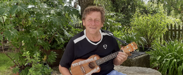 Toni hat immer seine Ukulele griffbereit.  | Foto: Pöchtrager