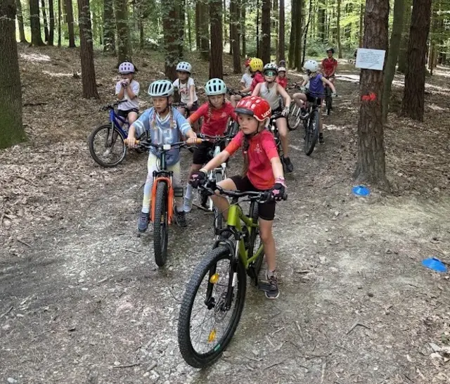 Junge Radfahrerinnen trainierten im Zuge des NextGen Camps auf dem Pumptrack und im Gelände in Sankt Ruprecht an der Raab.  | Foto: Female Cycling Base