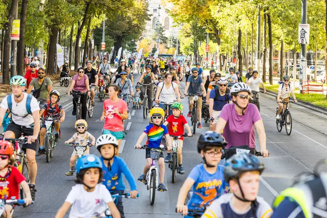 Wenn im September wieder tausende Kinder gemeinsam mit ihren Eltern durch die Straßen radeln, ist es Zeit für die Kidical Mass. (Archiv) | Foto: Peter Provaznik / Radlobby Wien