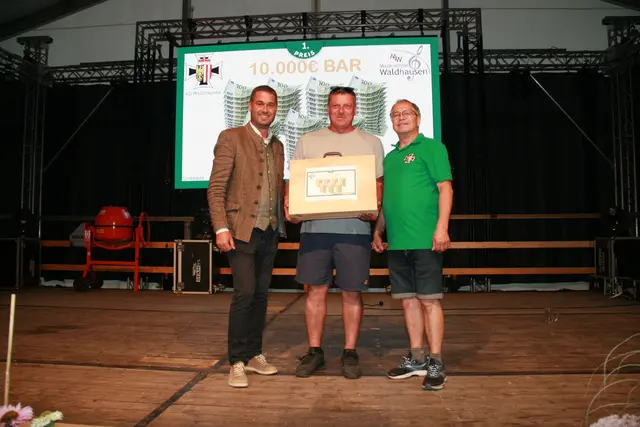 Alexander Winkler nahm den Hauptpreis in Vertretung für Martin Fenster entgegen. Am Bild mit Stefan Aigner (Musikverein Waldhausen) und Josef Buchinger (Kameradschaftsbund Waldhausen). | Foto: Strudengauer Messe