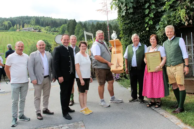 Ehrengäste und die jubilierende Familie Dokter mit Ehrenurkunde und Geschenke | Foto: Cescutti