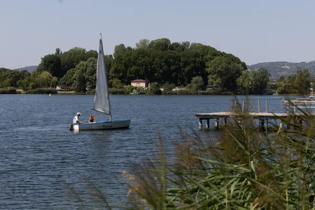 Durch die schwimmende Ersatzbrücke können während den Bauarbeiten keine Boote an der Stelle passieren. | Foto: APA-Images / KURIER / Juerg Christandl