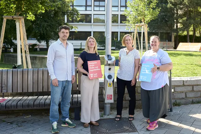Benjamin Schmid von WienXtra, Vizebürgermeisterin Bettina Emmerling (Neos), Bezirksvorsteherin Lea Halbwidl (SPÖ) und Bettina Schwarzmayr von WienXtra (v.l.). | Foto: Stadt Wien/Markus Wache