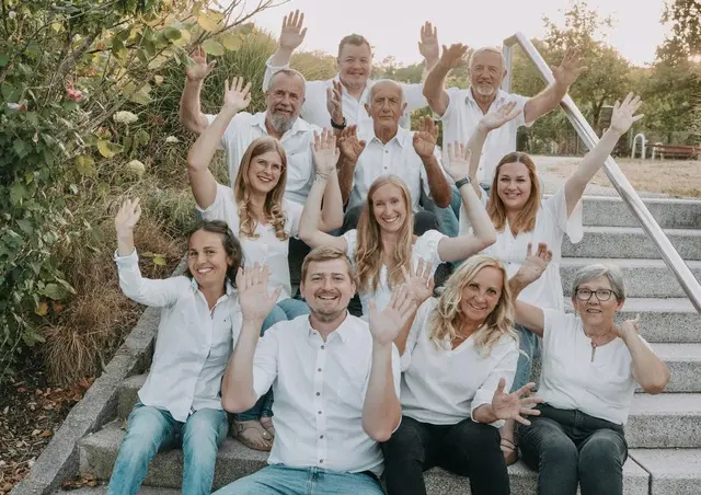 Die Theatergruppe der Schleißheimer Theatertage präsentiert heuer das humorvolle Lustspiel „Die verflixte Weihnachtsfeier“ – ein Stück voller Turbulenzen und Dorfgeschichten. | Foto: Theatergruppe Schleißheim
