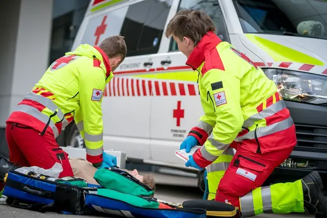 Ein Pkw kam in Fürstenfeld von der Fahrbahn ab und stürzte in eine Baugrube. Dabei erlitten alle vier Insassen, darunter ein Kind, Verletzungen unbestimmten Grades. | Foto: Bernhard Knaus