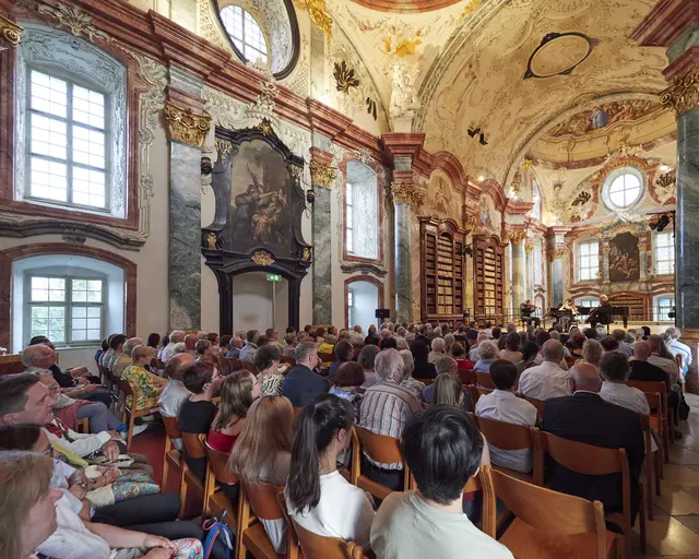 Am Mittwoch, 26. August, geht es um 19 Uhr ins Stift Altenburg. | Foto: Schewig