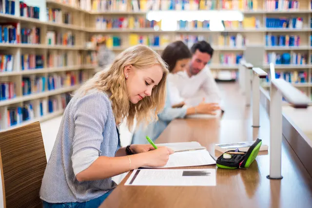 Welche Prüfungen erforderlich sind, hänge vom gewünschten Studiengang und der bisherigen Ausbildung ab. | Foto: Salzburg/Neumayr/Masser