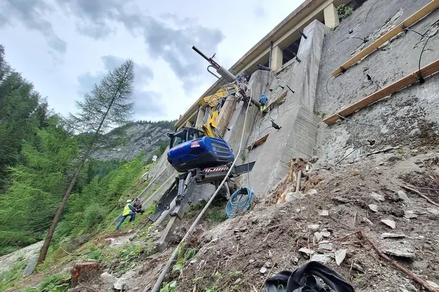 Für die Bedienung des Schreitbaggers in dem steilen Gelände sei jahrelange Erfahrung erforderlich wie das Land Salzburg in einer Reportage des Landes-Medienzentrums schilderte. (Tweng, 7.7.2026) | Foto: Land Salzburg/Referat Brückenbau