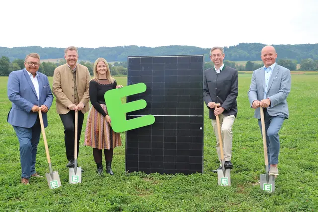 Setzten den ersten Spaten: Martin Graf (li), Bgm. Christian Sekli, Nora Licker/Projektleitung, Werner Ressi und Herbert Pechtigam, einer der drei Grundstücksbesitzer.  | Foto: Edith Ertl