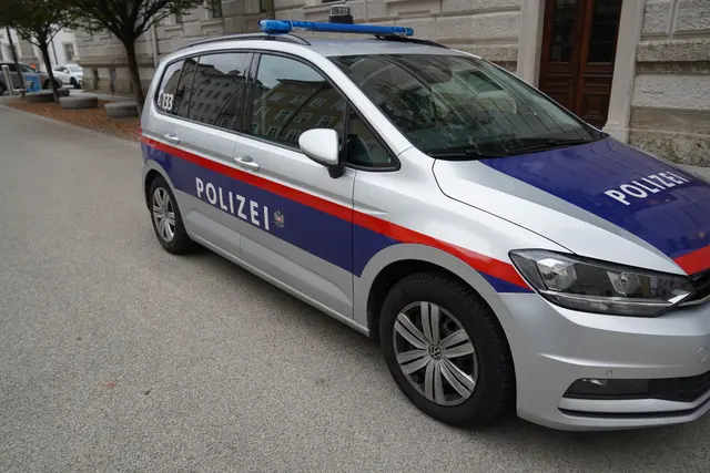Akkuzellen von mehreren Akkupacks, die im Carport gelagert waren, dürften sich laut Polizei entzündet haben.  | Foto: Emanuel Hasenauer, Symbolfoto