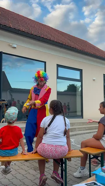 Ein Zauberclown unterhielt die kleinen und großen Zuschauer.  | Foto: Verschönerungsverein St. Michael