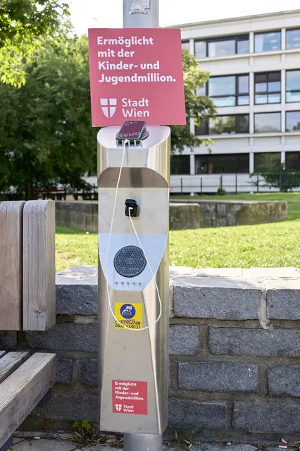 Die Ladestationen wurden von der MA 33 speziell für den öffentlichen Raum konstruiert, hinsichtlich Barrierefreiheit geprüft und an vorhandenen Lichtmasten montiert. | Foto: Stadt Wien/Markus Wache