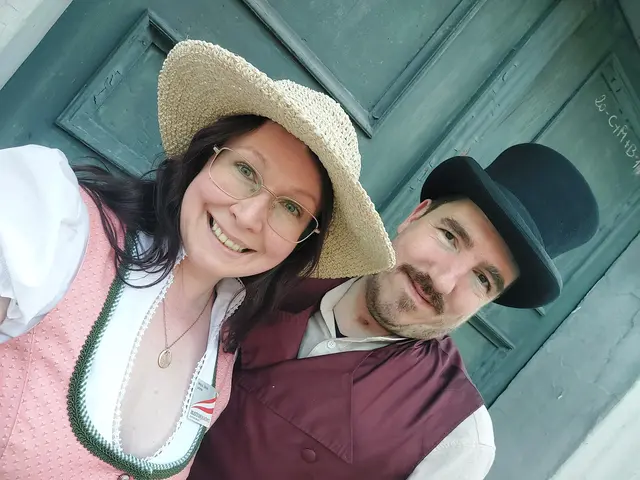 Silvia Leitner-Trinkl und ihr Mann Stefan Trinkl vor der alten Post in St. Michael im Lungau, wo man mit ihnen durch die Zeit reisen kann. | Foto: Silvia Leitner-Trinkl