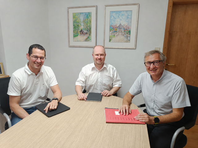 Vizebürgermeister Stephan Ernst, Bürgermeister Michael Nistl (beide ÖVP) und Geschäftsführer der Energie- und Umweltagentur Niederösterreich (eNu) Herbert Greisberger. | Foto: Gemeinde Katzelsdorf