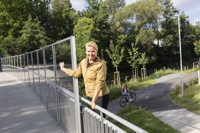 Foto: Bildtext: Stadträtin Sandra Wassermann BA begutachtete die neue Lärmschutzwand, den Radweg und die neue Beleuchtung beim Glankraftweg.Foto: StadtKommunikation/Just