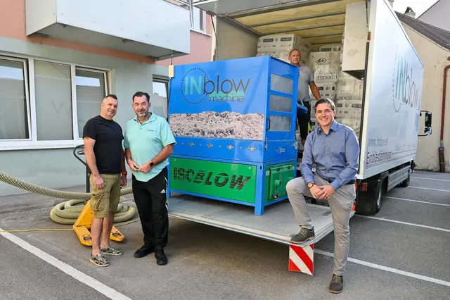 Thomas Bauer-Pöll, Andreas Ullreich, Alexander Prenninger mit Matthias Pithan vor dem Rathaus bei der Einblasmaschine. | Foto: Langstadlinger / Stadtgemeinde Horn