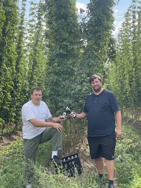 Philip Rachinger und Tobis Pumberger mit dem neuen OIS Biobier.  | Foto: Neufeldner BioBrauerei