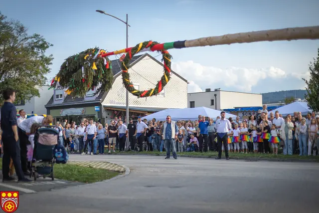 Am Samstag wird das Fest traditionsgemäß mit dem Aufstellen des Kirtagbaums eröffnet. | Foto: Gemeinde Neudörfl 