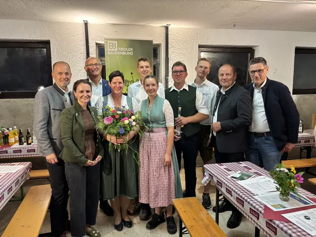 Freuten sich über einen informativen Abend: LK-Präsident NR Josef Hechenberger, Bauernbunddirektorin Corinna Weisl, LH Anton Mattle, Barbara, Stefan, Lea, Ludwig und Matthias Reitstetter, Bauernbundobmann LH-Stv. Josef Geisler und Bauernbunddirektor Peter Raggl (v. li.). | Foto: Tiroler Bauernbund