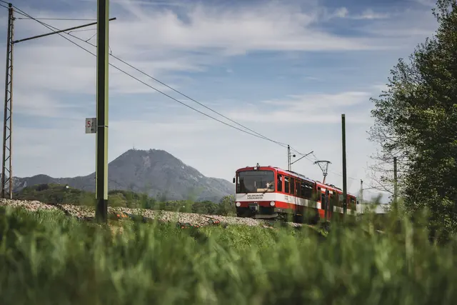 Die Salzburger Lokalbahn verbindet das Oberinnviertel mit der Stadt Salzburg und bietet bequeme Mobilität für alle Generationen. | Foto: Salzburg Linien