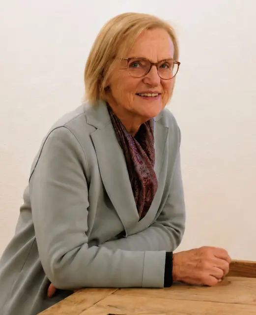 Künstlerin, Kuratorin und Kulturaktivistin Helga Madera ist die Gastgeberin beim ersten ARTforum-Telfs-Abend am 8.9.26. | Foto: Qualle: Privat