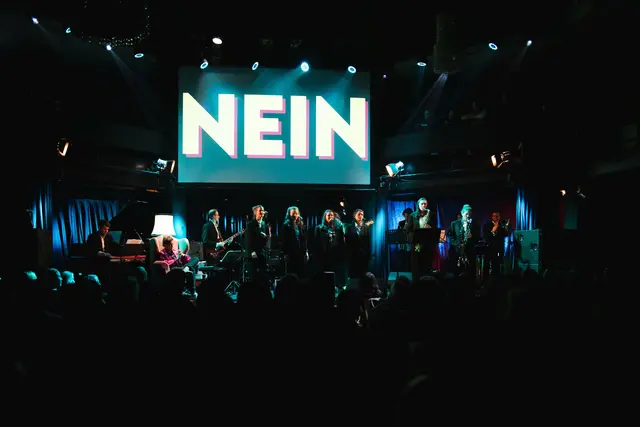 Gesellschaftskritik mit Musik, Humor und klarer Haltung: Die Show „Komm schon! Du willst es doch auch“ setzt sich mit Rollenbildern, Sexismus, Gewalt und der Frage nach einem respektvollen Miteinander auseinander.
 | Foto: Dino Bossnini 