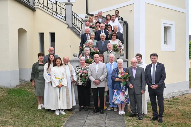Seit 25 bis 60 Jahren verheiratet: Zwölf Buchkirchner Jubelpaare wurden beim 40. Pfarrfest geehrt und gesegnet. | Foto: Ingrid Alt
