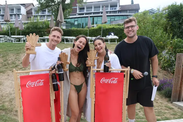 Die drei Bestplatzierten der Rutschen-Challenge feiern ihren Erfolg gemeinsam mit 
Moderator Robin Bogne. | Foto: Thermenresort Loipersdorf