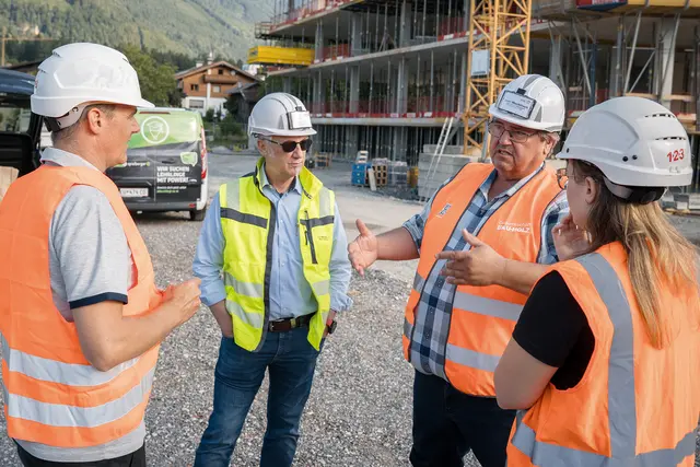 Vor Ort auf den Baustellen: GBH-Bundesvorsitzender NAbg. Josef Muchitsch im Gespräch über die Folgen extremer Hitze und den notwendigen Schutz der Beschäftigten.
