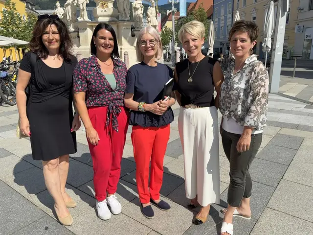 Von links: Die obersteirischen Bezirksfrauenvorsitzenden Sylvia Ippavitz, Sandra Hillebrand, Gabriele Kolar und Lydia Künstner-Stöckl mit Wahlkreismanagerin Petra Weiß. | Foto: SPÖ