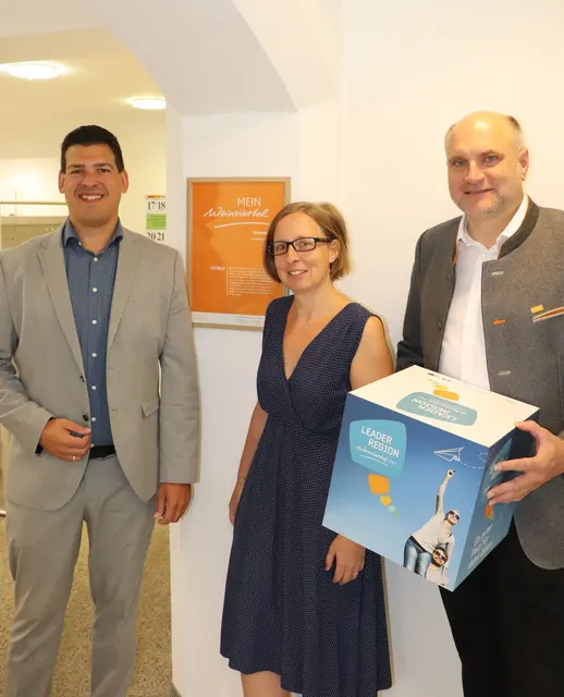 Dominic Litzka (Bürgermeister der Stadtgemeinde Wolkersdorf), Christine Filipp (Geschäftsführerin 
der LEADER Region Weinviertel Ost) und Christian Frank (Obmann der LEADER Region Weinviertel Ost) zeigen das bereits aufgehängte Weinviertel Leitbild auf der Gemeinde Wolkersdorf.  | Foto: Stadtgemeinde Wolkersdorf im Weinviertel 