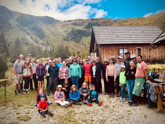 Die am Gemeinschaftstag des Roten Kreuzes Tamsweg Teilnehmenden auf der Platschalm in Ramingstein. | Foto: Rotes Kreuz Tamsweg