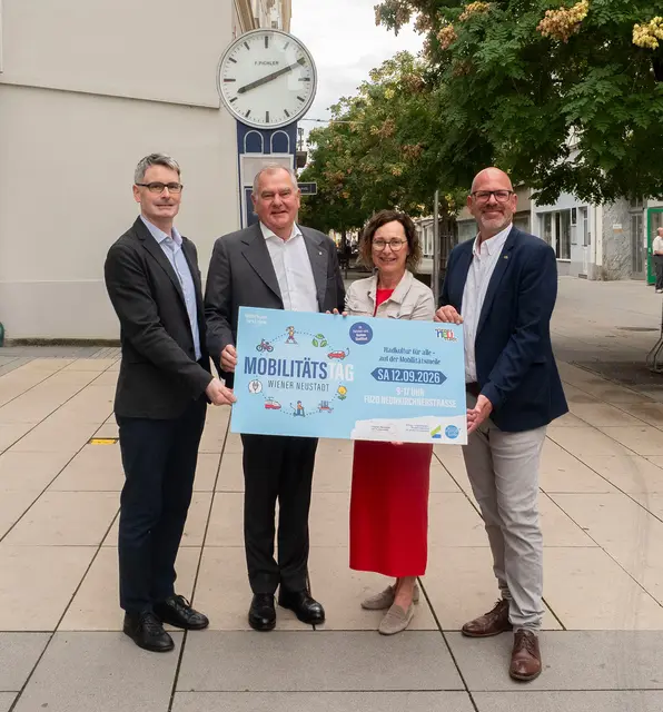 Gregor Gradnitzer (Pionierstadt Wiener Neustadt), Mobilitätsstadtrat LAbg. Franz Dinhobl. Klima- und Energiemodellregion-Managerin der Stadt Wiener Neustadt Alexandra Kurt-Brabec und Umweltstadtrat Norbert Horvath. | Foto: Stadt Wiener Neustadt/Maurer