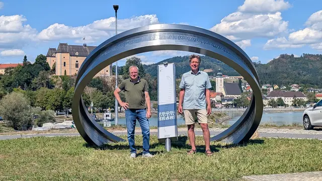 Werner Riegler und Michael Fröschl vor der neuen Präzisions-Sonnenuhr in Grein mit ihrer geschwungenen Ableselinie. | Foto: Michael Fröschl