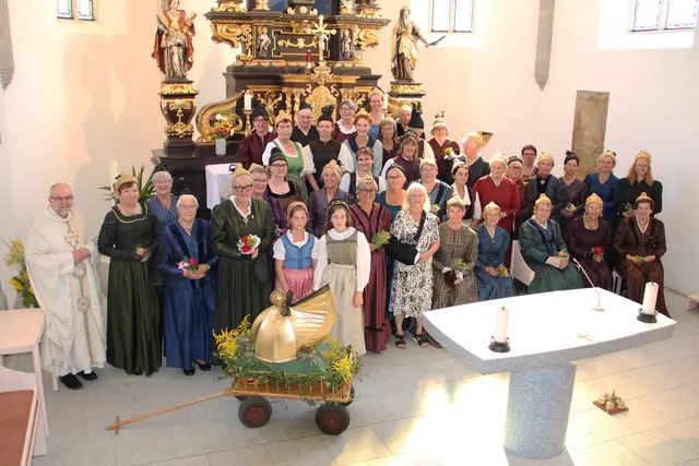 Zum Jubiläum traf sich die Goldhaubengruppe Kleinzell mit ihren Gästen in der Pfarrkirche.  | Foto: Goldhaubengruppe Kleinzell