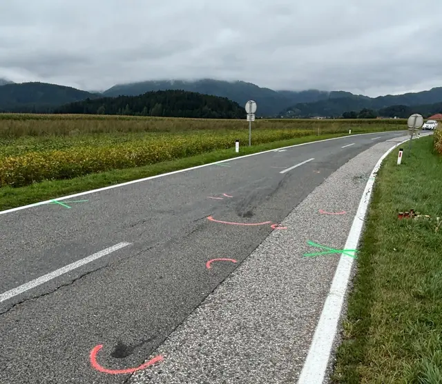 An der Unfallstelle stehen zahlreiche Kerzen. | Foto: MeinBezirk/Gerhard Gruber